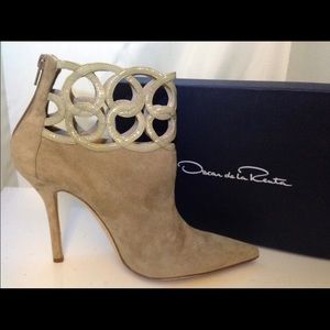 Oscar de la Renta Primavera Cutout Suede Boots